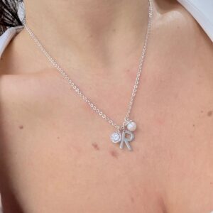 CONJUNTO DE DIOS DISEÑO CON INICIAL "R" Y MINI DIJES PERLA Y CIRCON
