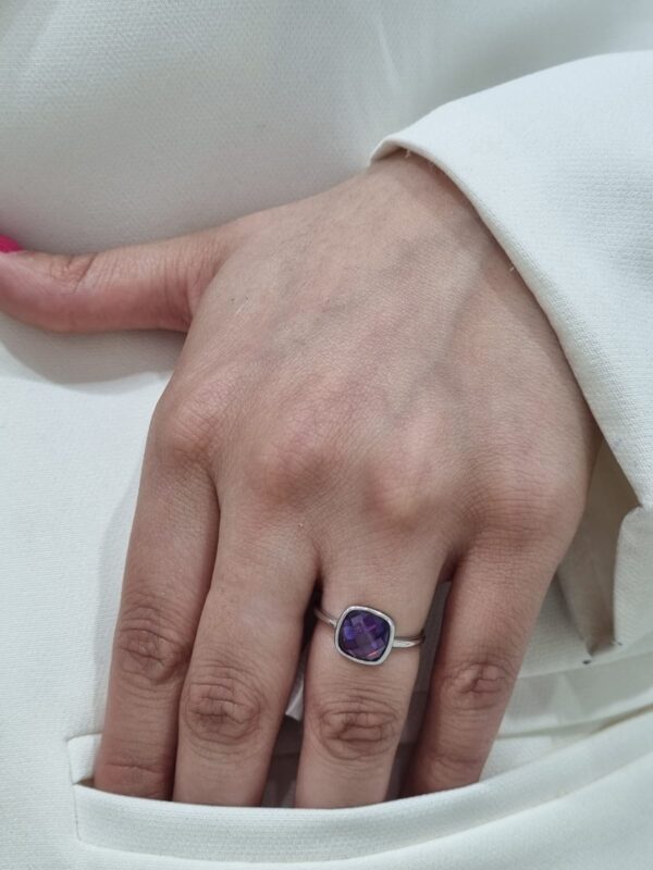 ANILLO CON PIEDRA VIOLETA DE CRISTAL EUROPEO N°17