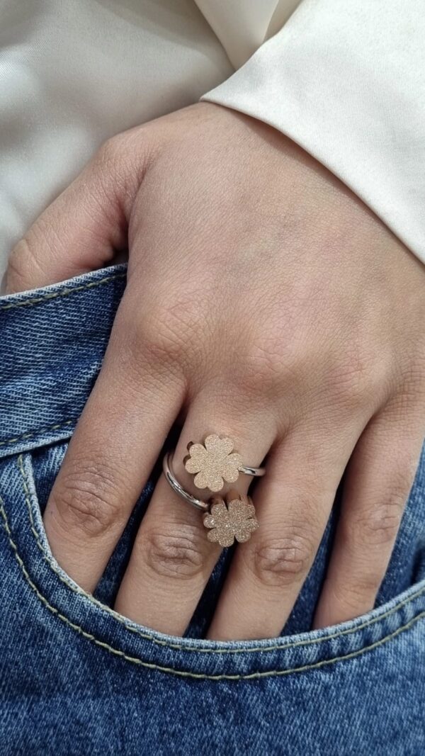 ANILLO de acero con TREBOL rose