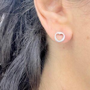 AROS DE ACERO BLANCO MODELO REDONDEL CON CORAZON CALADO