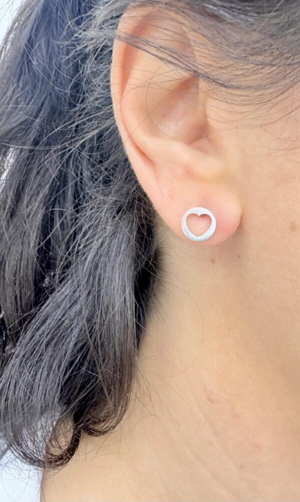 AROS DE ACERO BLANCO MODELO REDONDEL CON CORAZON CALADO