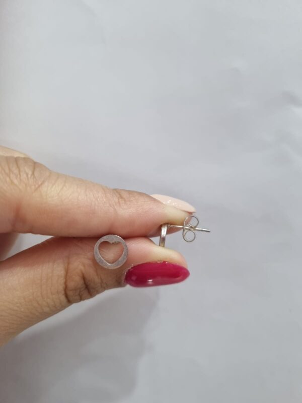AROS DE ACERO BLANCO MODELO REDONDEL CON CORAZON CALADO - Image 2