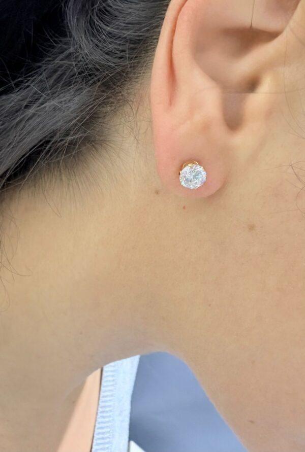 AROS de acero dorado modelo REDONDO CON PIEDRA 0,7MM