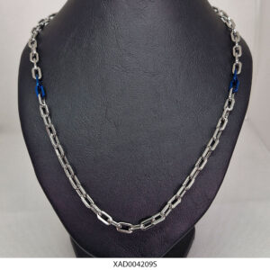 CADENA DE ACERO NEGRO MODELO FORCET CON DETALLE AZUL MIDE 55CM