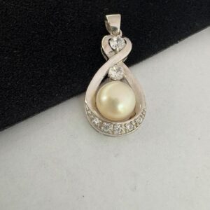 DIJE DE PLATA RODINADA MODELO GOTA CON PERLA Y PIEDRAS