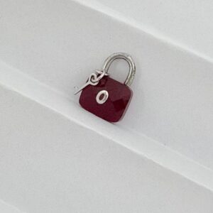 DIJE DE PLATA RODINADA MODELO CARTERA ROJA CON LLAVE