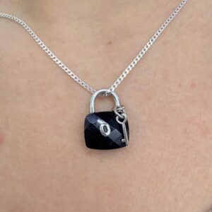 DIJE DE PLATA RODINADA MODELO CARTERA NEGRA CON LLAVE