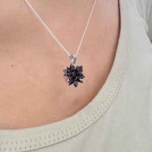 DIJE DE PLATA Y CRISTAL CHECO COLOR NEGRO