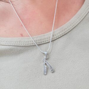 DIJE DE PLATA MODELO NAVAJA DE BARBERIA, LINEA MACIZA