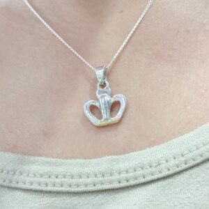 DIJE DE PLATA CON ORO MODELO CORONA TAMAÑO MEDIANO