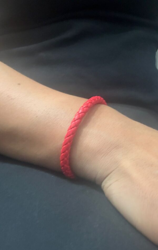 PULSERA ROJA DE CUERINA Y ACERO ,20CM