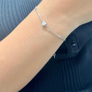 PULSERA DE ACERO CON CORAZÓN EN CENTRO