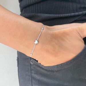 PULSERA DE ACERO BLANCO CON CORAZÓN EN CENTRO