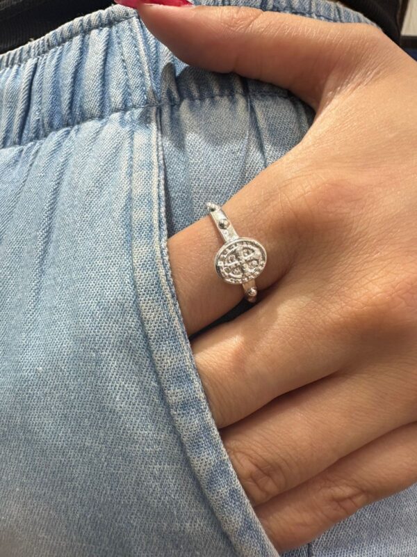 ANILLO DE PLATA MODELO ROSARIO CON SAN BENITO
