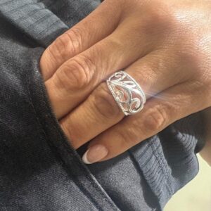 ANILLO DE PLATA MODELO CALADO CON ARABESCOS