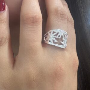 ANILLO DE PLATA MODELO CALADO CON MARGARITAS