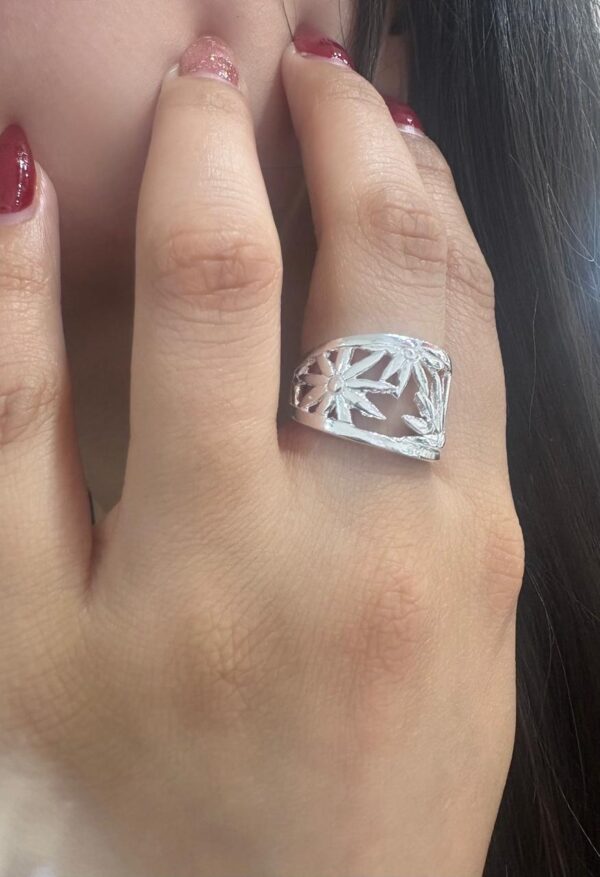 ANILLO DE PLATA MODELO CALADO CON MARGARITAS