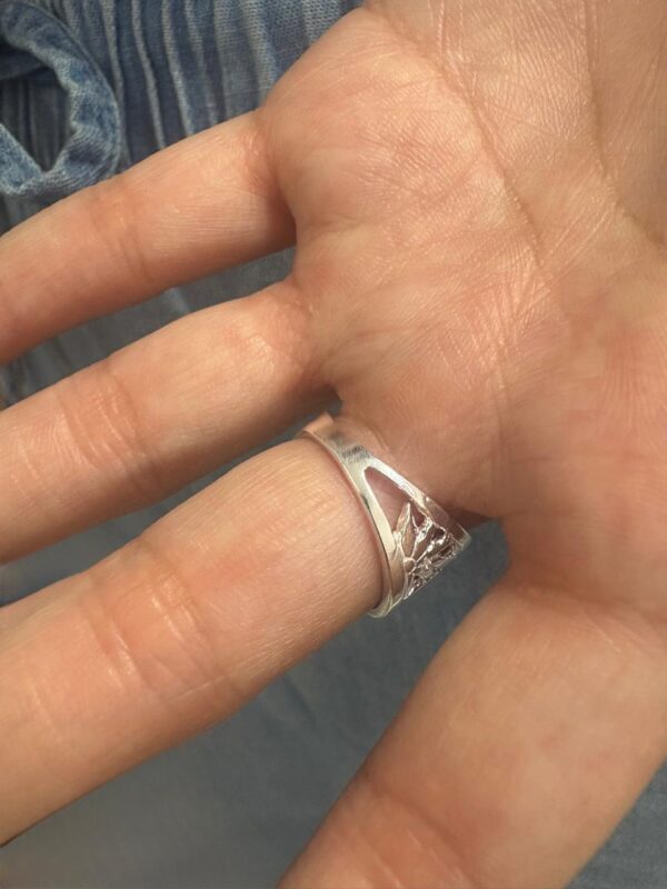 ANILLO DE PLATA MODELO CALADO CON MARGARITAS - Image 2