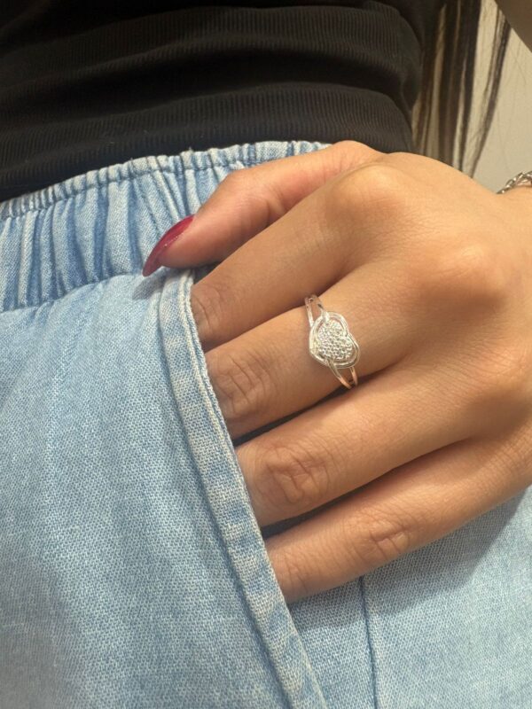ANILLO DE PLATA MODELO CALADO CON CORAZON