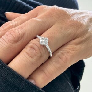 ANILLO DE PLATA MODELO TREBOL CON PIEDRAS