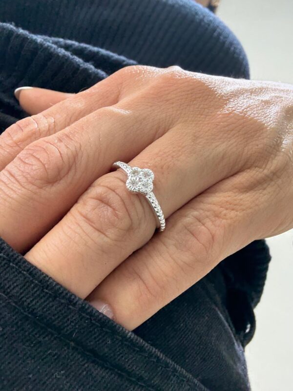 ANILLO DE PLATA MODELO TREBOL CON PIEDRAS