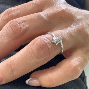 ANILLO DE PLATA MODELO ESTRELLA CON PIEDRA