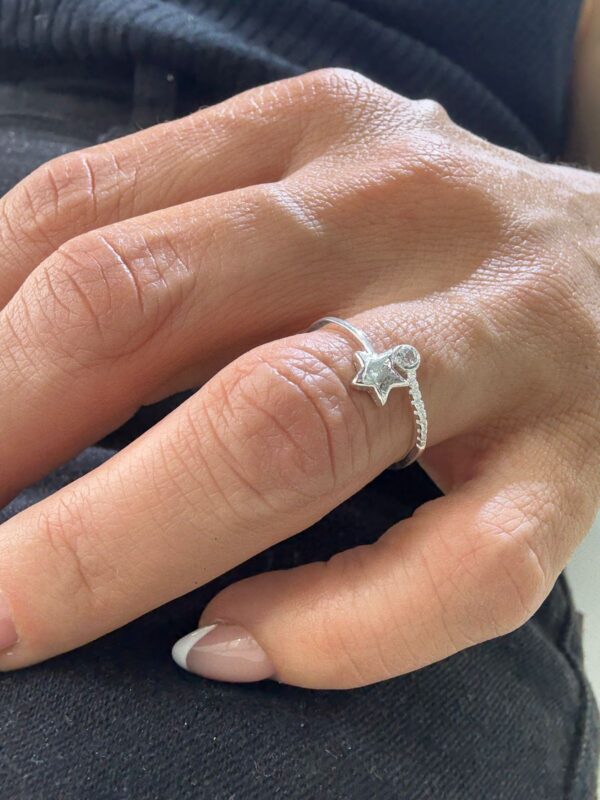ANILLO DE PLATA MODELO ESTRELLA CON PIEDRA