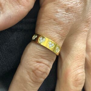 ANILLO DE ACERO DORADO MODELO CON CORAZONES