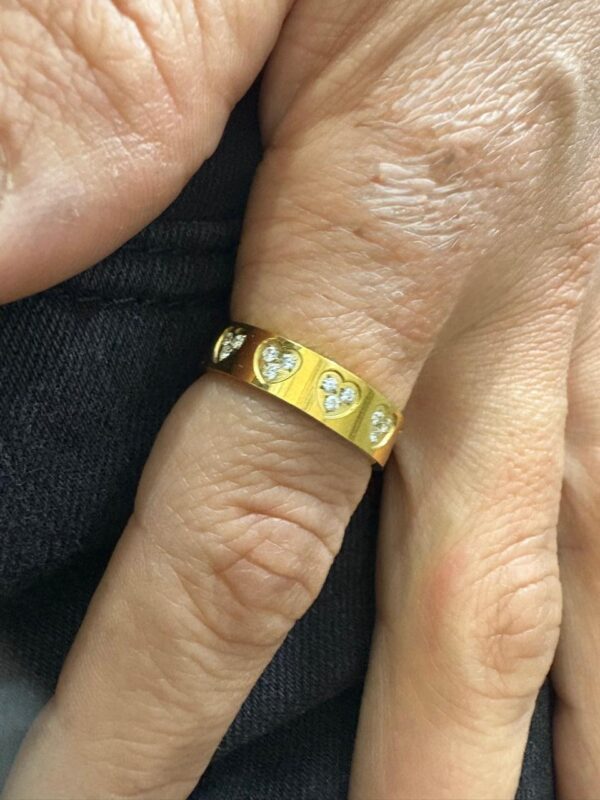 ANILLO DE ACERO DORADO MODELO CON CORAZONES