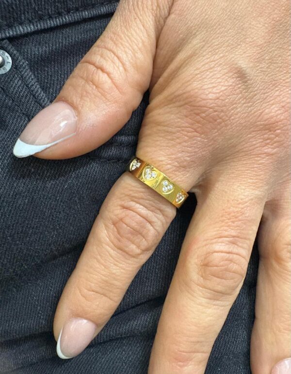 ANILLO DE ACERO DORADO MODELO CON CORAZONES - Image 3