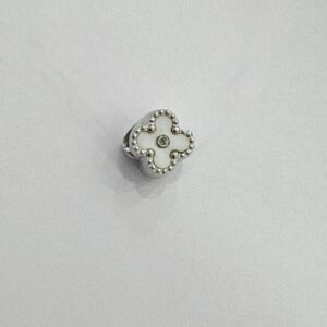 CHARMS DE ACERO MODELO TREBOL BLANCO