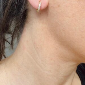 AROS DE ACERO DORADO MODELO HUGGIES CON STRASS 8MM