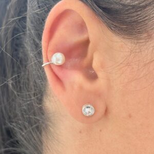 ARO DE PLATA RODINADA MODELO CUFF CON PERLA