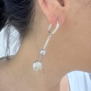 AROS DE PLATA MODELO CON ESFERA FACETADA COLGANTE