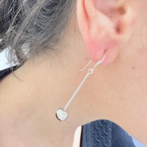 AROS DE PLATA MODELO COLGANTE CON ESFERA MEDIANA