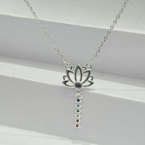 CORBATERO DE PLATA MODELO FLOR DE LOTO CON COLORES DE LOS 7 CHACRAS