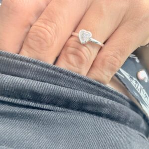 ANILLO DE PLATA MODELO CORAZON CON PIEDRA