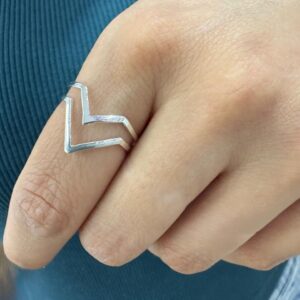 ANILLO DE PLATA MODELO CALADO EN V