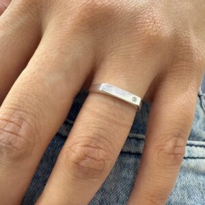 ANILLO DE PLATA MODELO PLANO CON PIEDRA