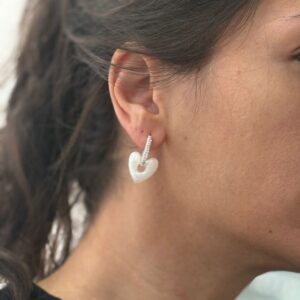 AROS DE ACERO BLANCO MODELO HUGGUIES RECTANGULAR CON ACRILICO CORAZON