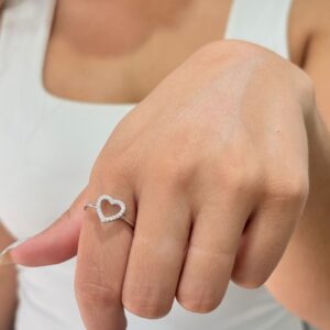 ANILLO DE PLATA RODINADA MODELO CORAZON CALADO CON PIEDRAS
