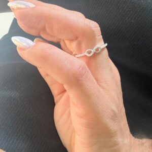 ANILLO DE PLATA RODINADA MODELO INFINITO CON PIEDRAS