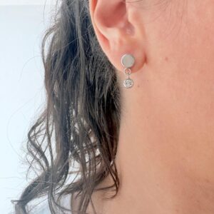 AROS DE ACERO MODELO COLGANTE CON STRASS BLANCO