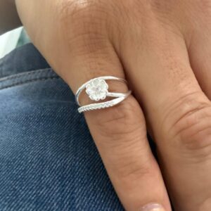 ANILLO DE PLATA MODELO CALADO CON FLOR Y PIEDRAS