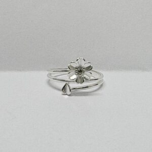 ANILLO DE PLATA MODELO CALADO CON FLOR Y CORAZON