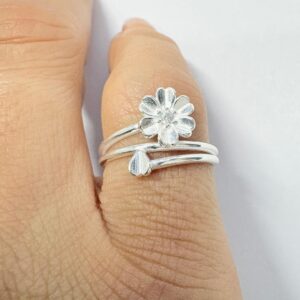 ANILLO DE PLATA MODELO CALADO CON FLOR Y CORAZON