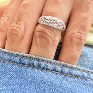 ANILLO DE PLATA MODELO BOMBÉ CALADO