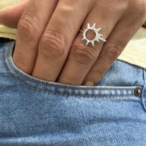 ANILLO DE PLATA MODELO SOL CALADO