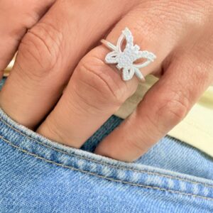 ANILLO DE PLATA MODELO MARIPOSA CALADA CON PIEDRAS