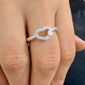 ANILLO DE PLATA RODINADA MODELO CORAZON CON PIEDRAS Y LISO